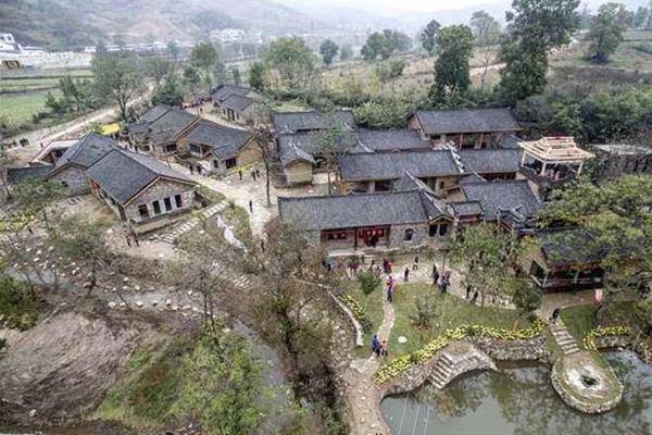金岭村精准扶贫示范基地.jpg